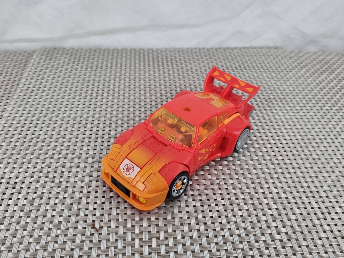 CosmicConker's tweet image. Custom Firestar from Transformers Legacy G2 Jazz and Power of the Primes Novastar.
A nice easy custom I wanted to make since the red and orange Jazz was revealed!