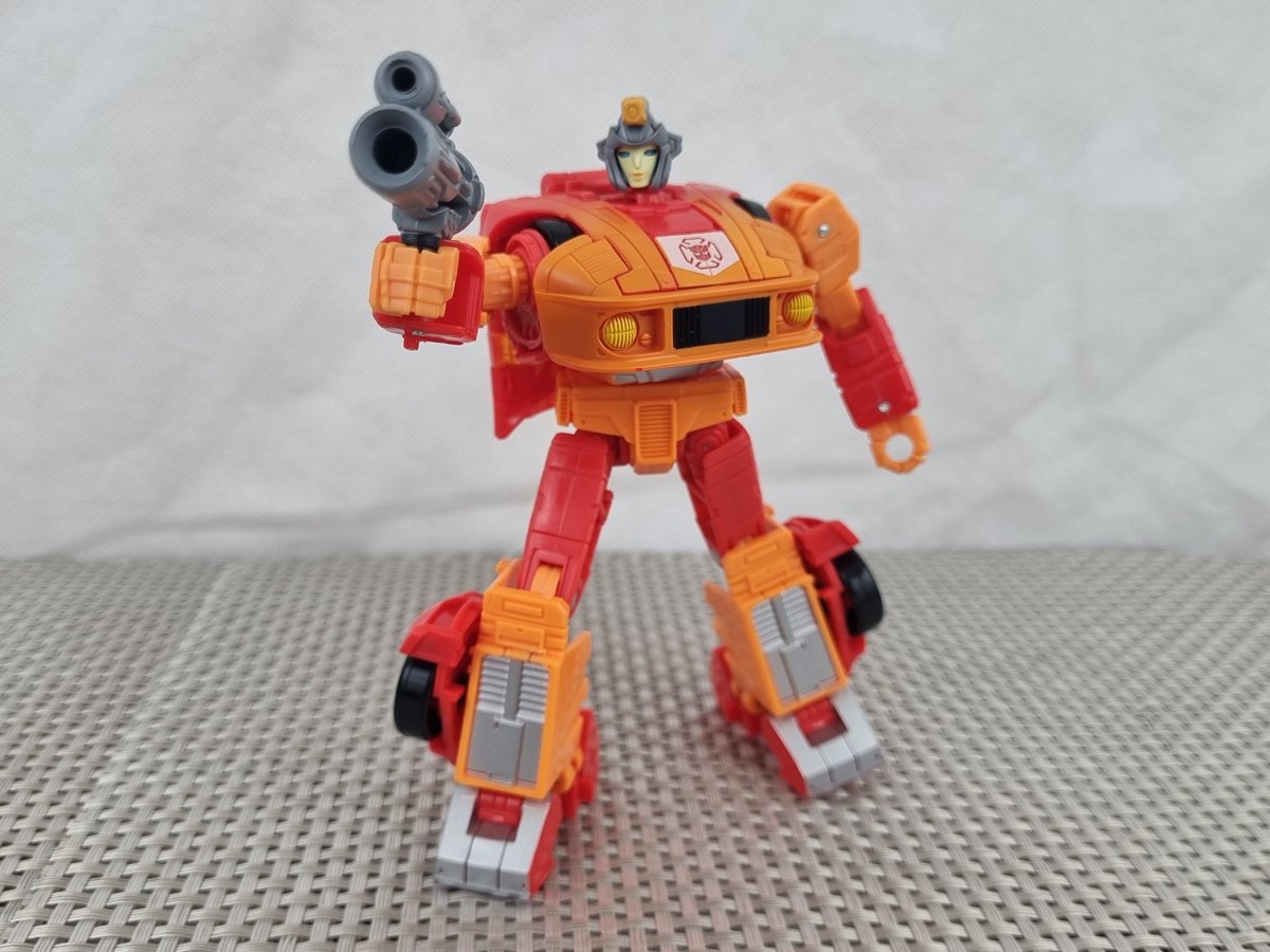 CosmicConker's tweet image. Custom Firestar from Transformers Legacy G2 Jazz and Power of the Primes Novastar.
A nice easy custom I wanted to make since the red and orange Jazz was revealed!