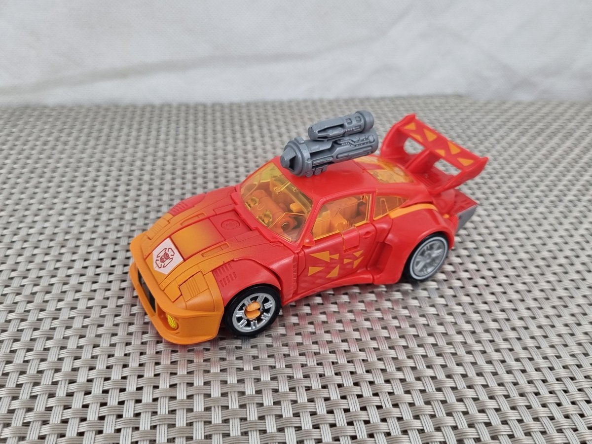 CosmicConker's tweet image. Custom Firestar from Transformers Legacy G2 Jazz and Power of the Primes Novastar.
A nice easy custom I wanted to make since the red and orange Jazz was revealed!