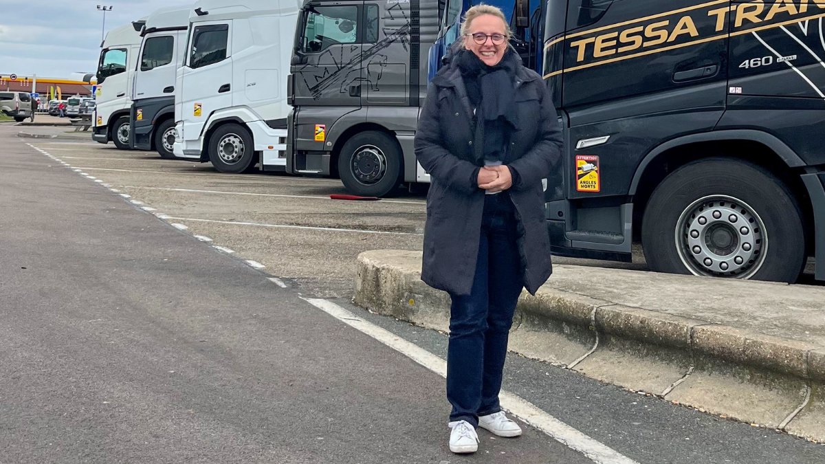 At ⏩ bit.ly/CharlotteJulli…, witness the journey of Charlotte Juillard-Masson, Architectural Coatings France's transport manager. A champion of sustainable #transportation, she leads the @fret21_autf initiative, reducing our environmental impact and revolutionizing transport 🚚