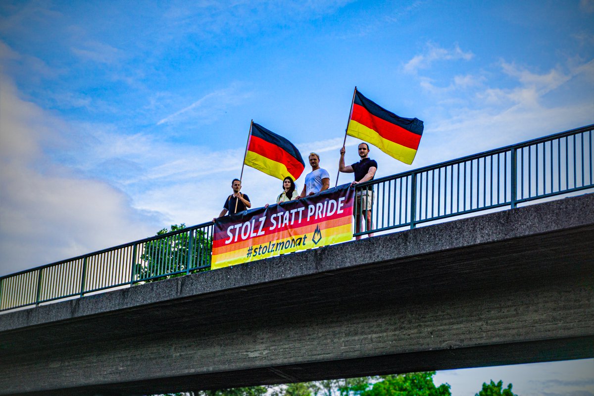 Die JA #Düsseldorf wünschte heute allen Kraftfahrern auf der A3 einen schönen #Stolzmonat.

Besten Dank an die JA Köln für die kurzfristige Hilfe bei unserer Banneraktion.