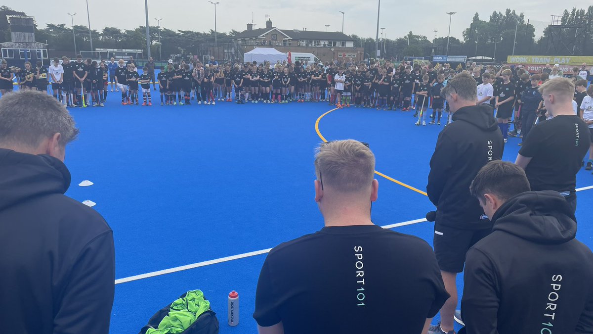 As you’d expect from the amazing hockey family, over 300 Sport 101 players and staff plus parents held an impeccably observed minute of silence at Nottingham Hockey Centre in memory of Grace for whom this was her home field 💔💚💛