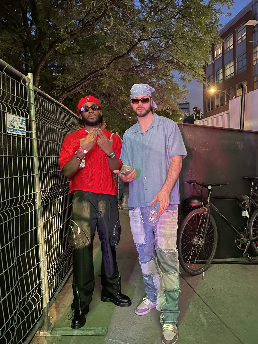 moncliche's tweet photo. Montreal last night 🥶🥶🥶🥶 https://t.co/6EAu3XNcxg