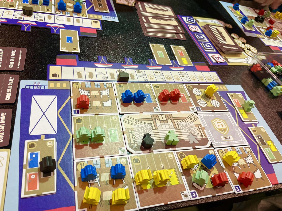 カム・セイル・アウェイ！
これかなりヒットのめちゃくちゃ面白かった！saashiさんとover bookedのデザイナーDaryl chowさんとの共作。豪華客船の部屋タイルにあうよう乗客を配置していくよ。乗客は連続して並べるので、どのルートで並べるのか悩ましい。同時処理で4人で遊んでも30分で終わるの優秀。