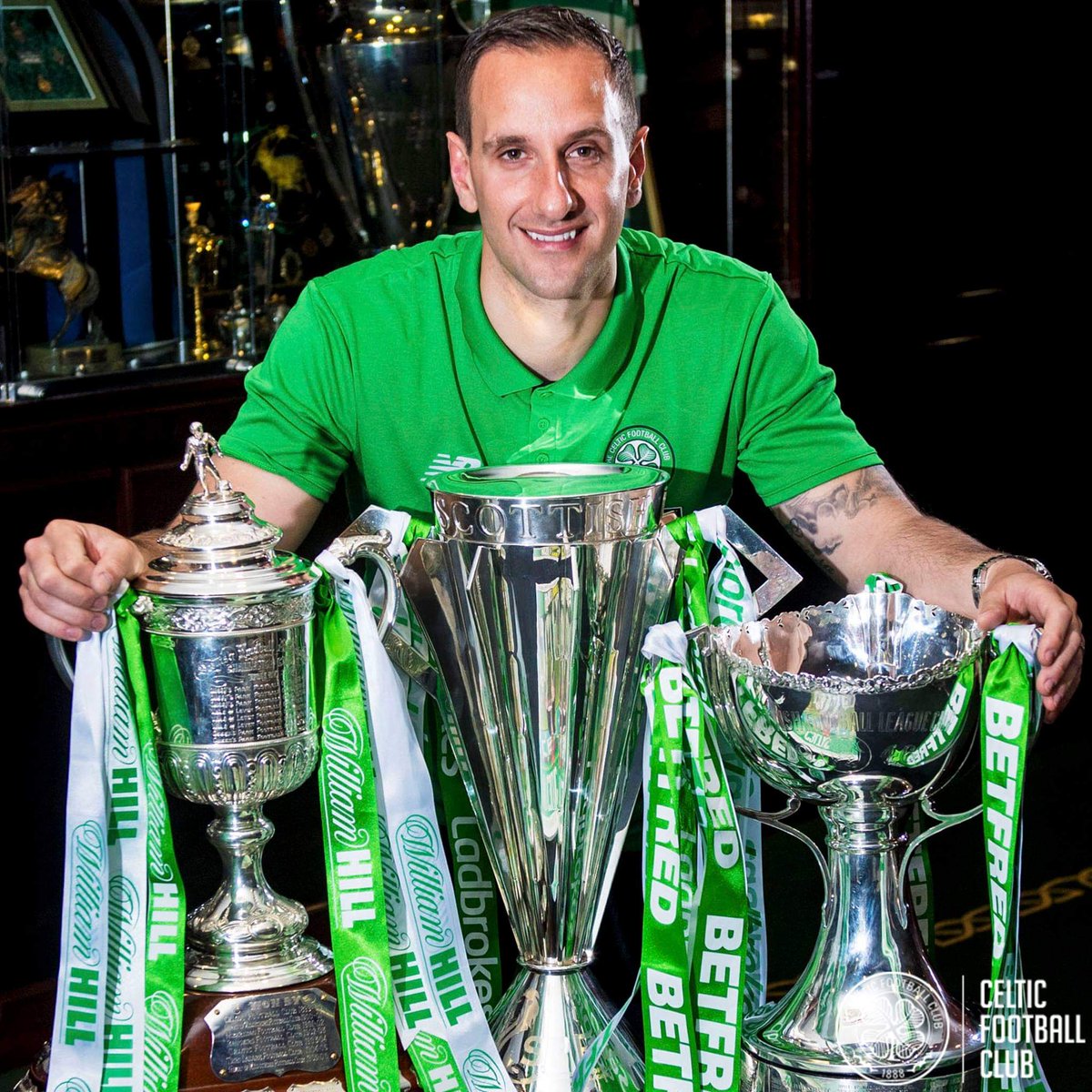 John Kennedy has for a 2nd time turned down a chance to go to the EPL & will instead stay at Celtic.

Has devoted 30 years of his life to the club. Helped deliver 20 major trophies. 5 trebles.

Deserves so much respect for his incredible loyalty.

A Celt to the core.

HH 🍀