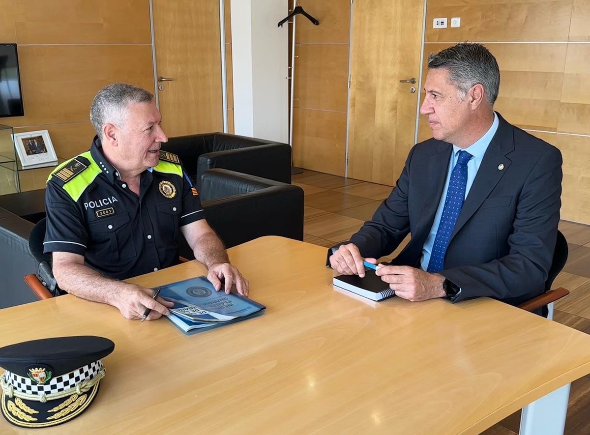 🚔 Reunido con el superintendente de la @Badalona_GUB, Conrado Fernández, para conocer cuál es la situación en #Badalona en estos momentos. Para mí la seguridad en la ciudad es una prioridad y esta misma semana vamos a empezar a tomar medidas.