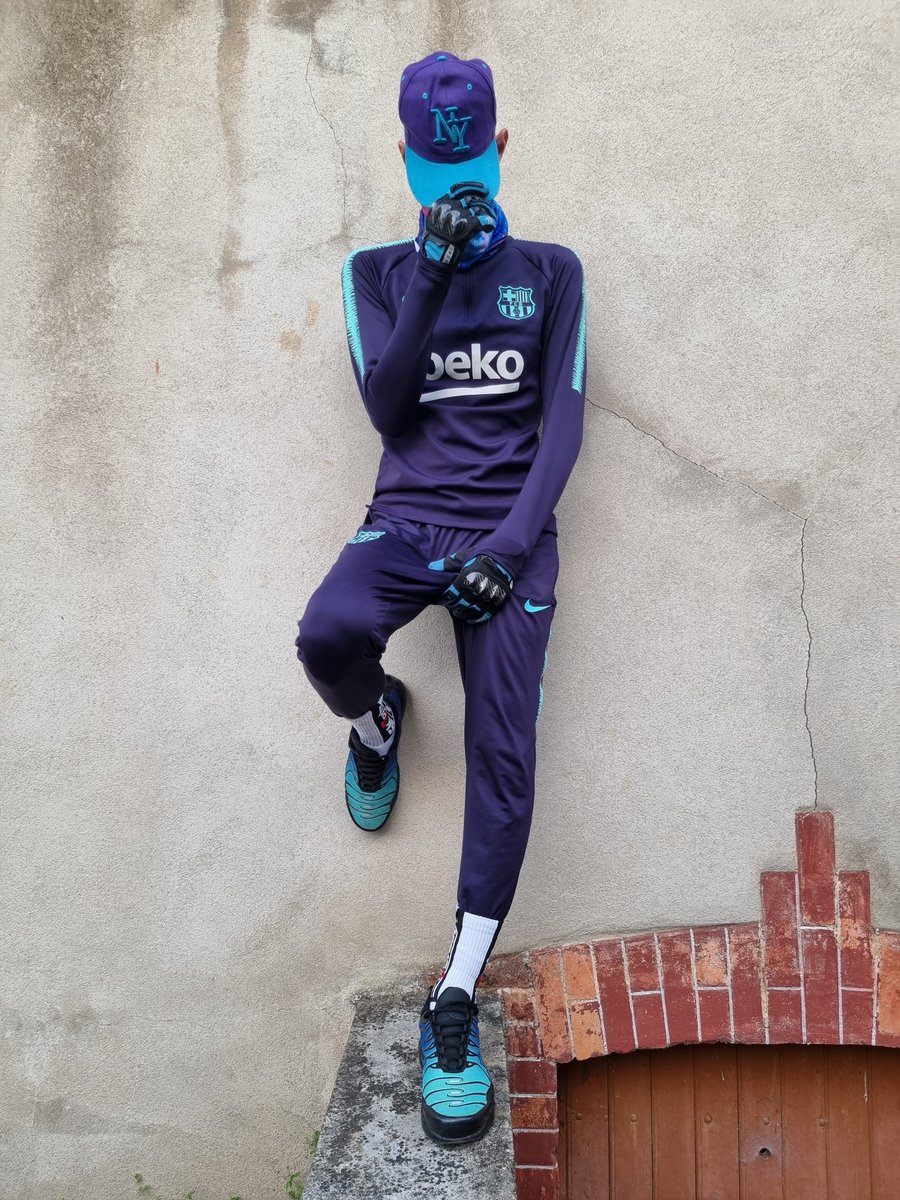 StillAskutasu's tweet photo. On est là!

@sk8erboy_com @Secteurx_Paris 
#kiffeurtn #kiffeur #smelly #sox #sk8er #sk8erboy #sneaxn #sneaker #smellysox #sneakerporn #sox #sneax #sneaker https://t.co/0bGALcD46C