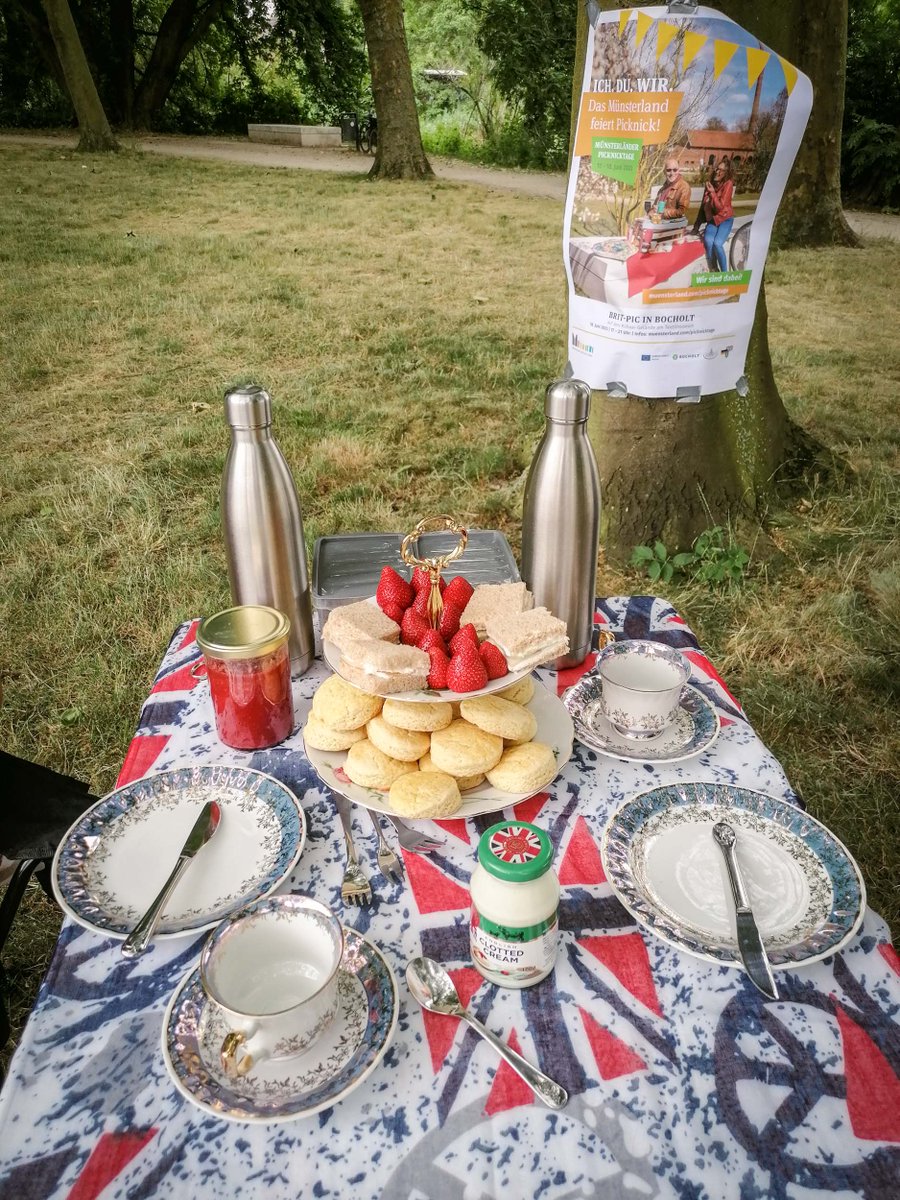 Kronleuchter, Goldrandgeschirr und britische Köstlichkeiten brachten rund 50 Fans zum britischen Picknick mit. Zum dritten Mal fand das „Brit Pic“ auf der baumbestandenen Rasenfläche am Ufer der Aa direkt am LWL-TextilWerk Bocholt statt. presse-service.de/data.aspx/stat…