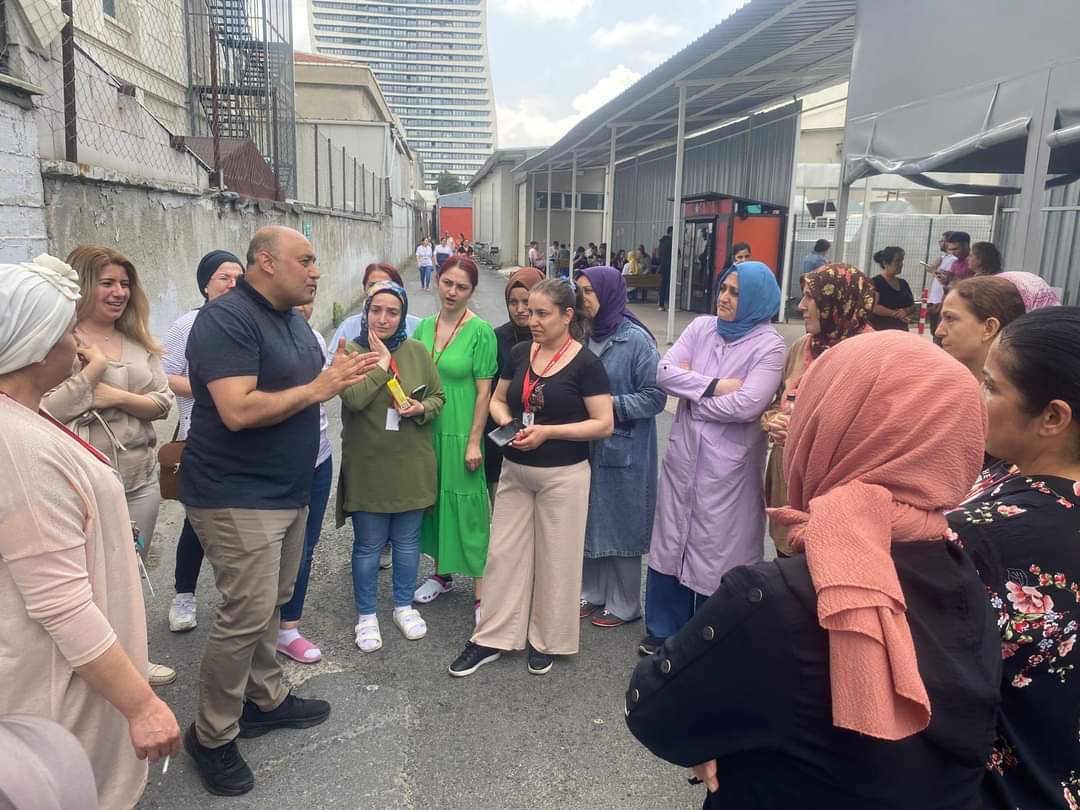 TmsIstanbul1Sb's tweet photo. #SalcompXiaomi fabrikasında çalışan arkadaşlarımız ile yemek sonrası güncel konular hakkında fikir alışverişinde bulunarak yaklaşan Kurban bayramlarını tebrik etim. https://t.co/pWKrEGRgL0