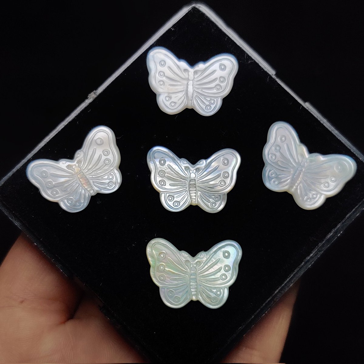 This beautiful butterfly is a work of art, created by skilled artisans using the natural beauty of mother of pearl🦋🦋🦋🦋🦋
#GemstoneLove#CrystalHealing#NatureInspired#EarthEnergy#HealingStones#JewelryAddict
#GemstoneJunkie#CrystalVibes
#MysticalMossAgate#NaturalBeauty