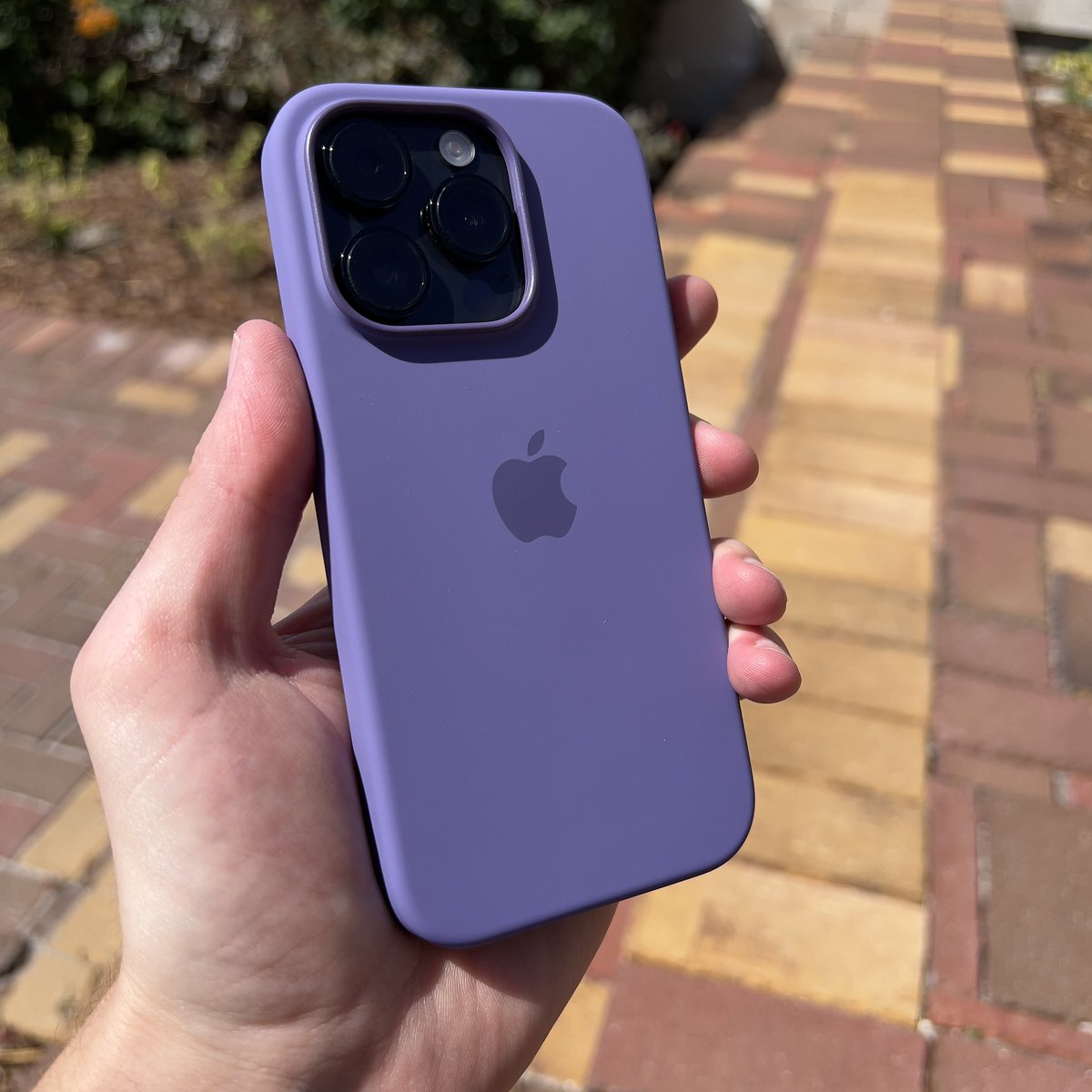 andrewjclare's tweet image. Stating the week of with the Iris Silicone case made by Apple 🔥

#iPhone14Pro #AppleCase #SiliconeCase #iPhonecase