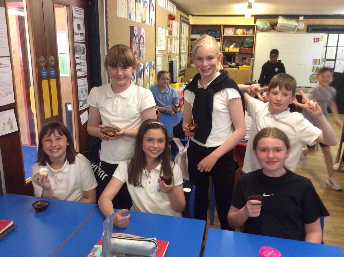EloffMrs's tweet photo. A special treat from two very special people. Thank you Mr and Mrs Stuart for delivering delicious cupcakes and sweeties to P7 on Friday afternoon 🥰🧁 we really appreciate it @DanestoneP https://t.co/vylrNKjA08