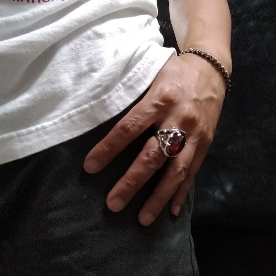 STRANGE_FREAK's tweet photo. 新作のご紹介
新生！　ビマーチャリング II #SFDR149

人気のビマーチャリングを、コンセプトそのままにリマスタリング。リングの腹側が幅広くなり安定感UP。重さも増して、フィット感も良好！
大粒ルースを楽しめます
https://t.co/s0HJ32w1bf

#SFDJPR #SFDJP #キュービックジルコニア
#ガーネット https://t.co/puTjpEUjqs