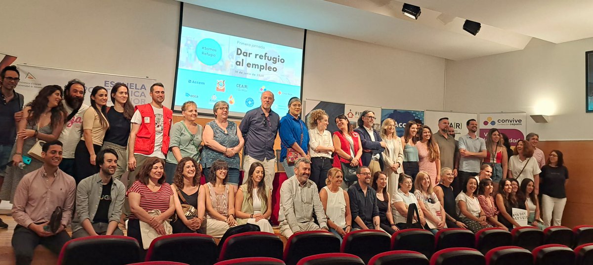 gzaracho_ecca's tweet photo. Esta mañana en la I Jornada Dar empleo al refugio, entidades del tercer sector agrupadas en #Redfugio presentamos a decenas de empresas alicantinas presentes la riqueza que ofrecen la personas refugiadas al mundo laboral, partiendo testimonios concretos. #SomosRefugio https://t.co/e0QJy7AtrG