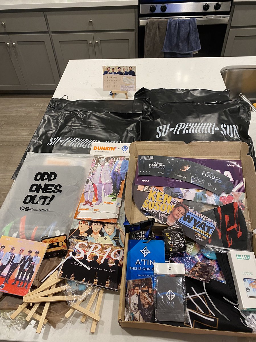 arayzi_13's tweet photo. My 💙 is filled right now with joy. I want to say thank you to all my Junakis  &amp; extended fam for the effort &amp; generosity in order for me to collect all these Merch &amp; memorabilia. I just received the 2nd batch of my budol collections. Q’ing for the 3rd batch 😍
@SB19Official https://t.co/9AkbiTjjqs