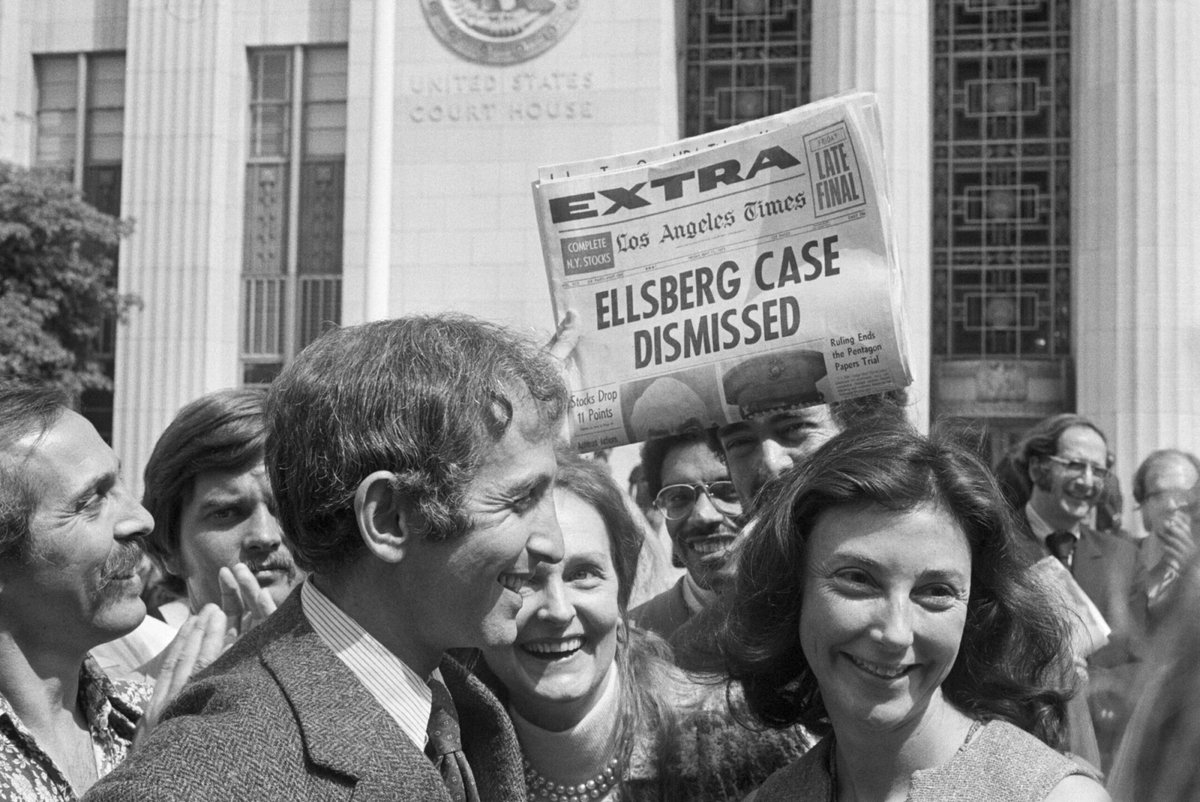 Nel 1971, la sua divulgazione dei #PentagonPapers dimostrò in modo conclusivo che tutto ciò che era stato detto al pubblico americano dai suoi leader sulla guerra del #Vietnam, dalle sue origini alla conduzione in corso, era falso. #DanielEllsberg