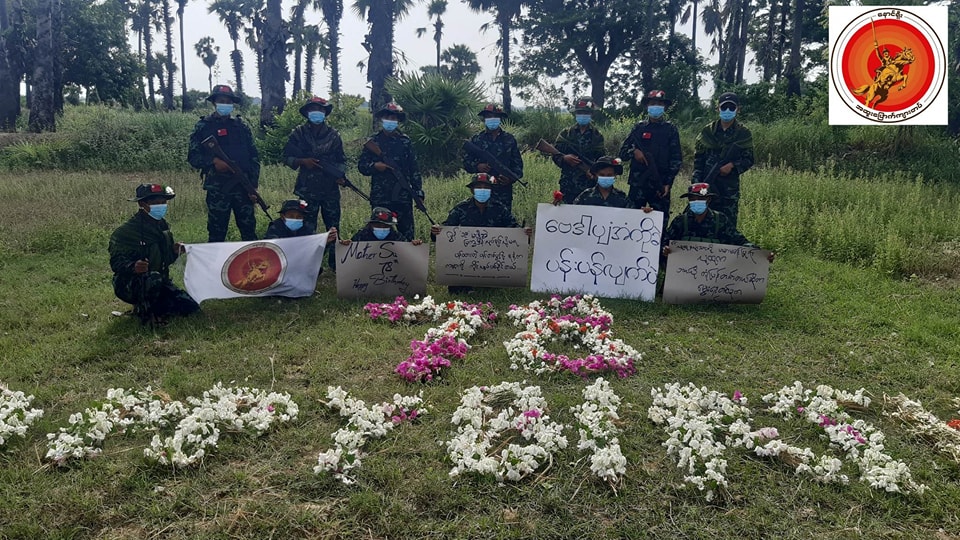 MROSE66943275's tweet photo. နောင်ရိုးအထူးပြောက်ကျားတပ်က ဒေါ်အောင်ဆန်းစုကြည်၏ ၇၈ နှစ်ပြည့် မွေးနေ့ အဖြစ် ပန်းသပိတ် ပြုလုပ် 
Read more->https://t.co/qLt7wzzXzx

FREEDOM FROM FEAR

#HappyBirthdayAungSanSuuKyi
#2023Jun19Coup #MYANMAR
#WhatsHappeningInMyanmar https://t.co/X55mhjAFE4