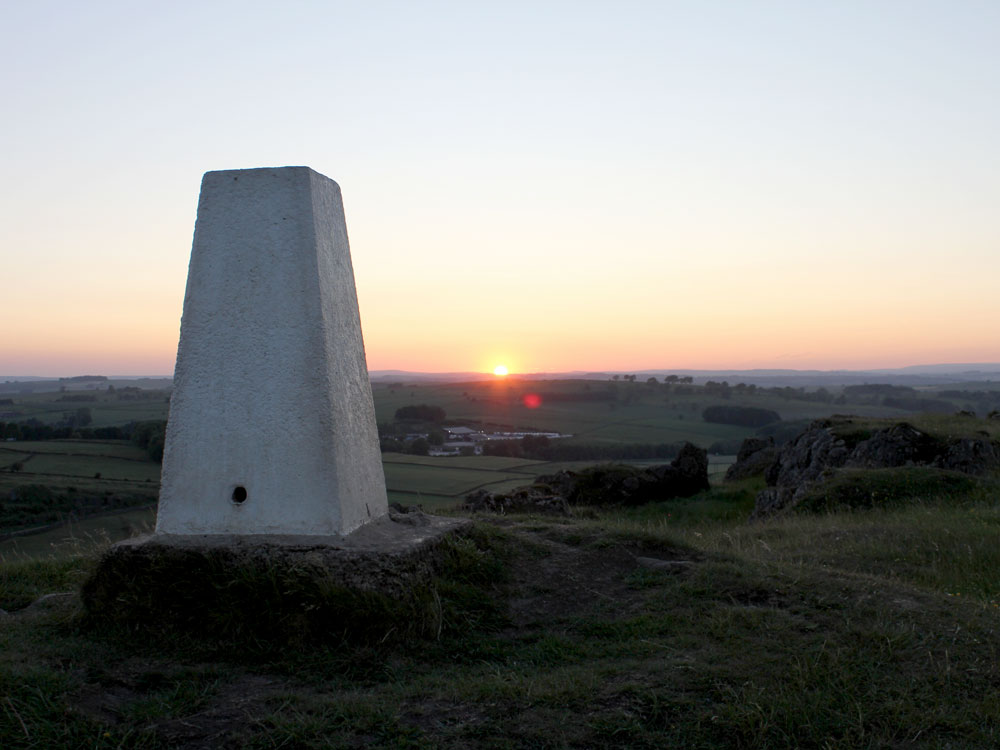 #MondayMotivation Beautiful sunset at Harboro' Rocks near Brassington. 🥰 #PeakDistrictProud #Mindfulness #MomentWithNature