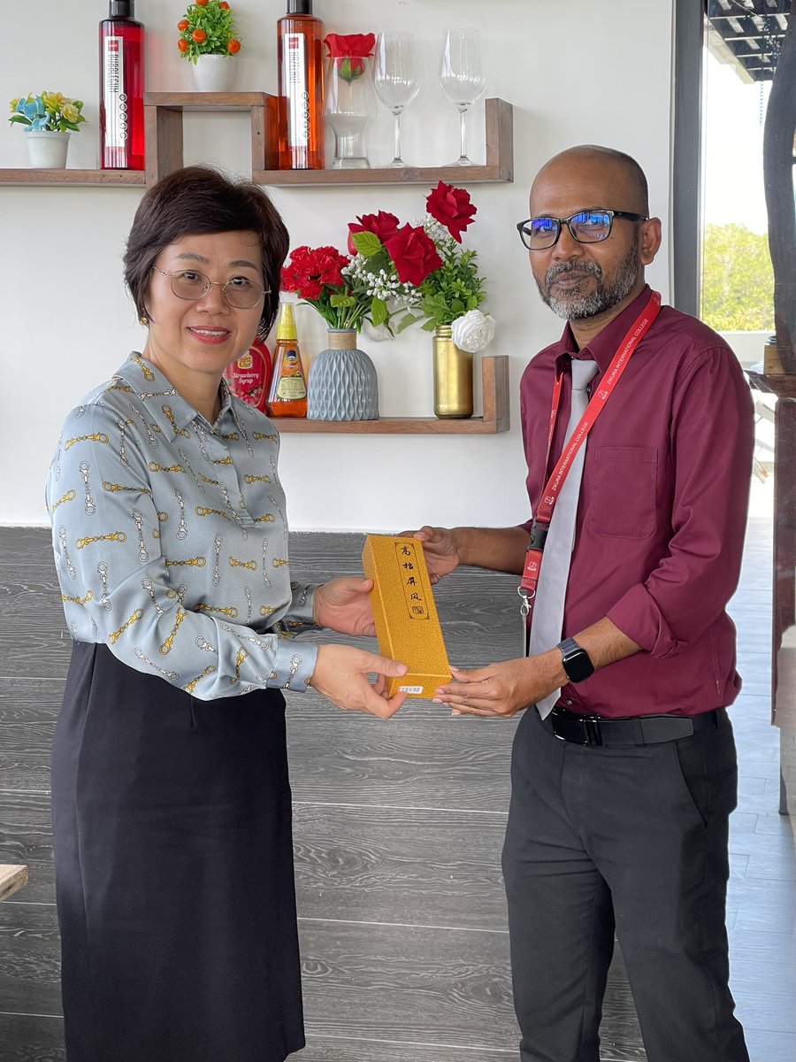 Fruitful meeting between Zikura International College and the Ambassador of China to Maldives <a href="/China_Amb_Mdv/">Ambassador Kong Xianhua</a>! The Rector expressed heartfelt thanks to the Ambassador for the generous scholarships offered by the Chinese government to the students of Zikura International College.