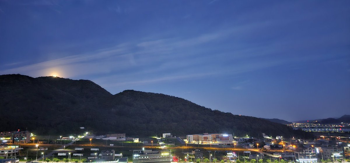 Summer nights. 🌃
---
#hallyuglobal #summernights #southkorea #GUMI #kpop #kdrama #kpopfans #namyul #southkoreatravel #visitsouthkorea #nightscape #Nightsky #night #cityscape #citylights