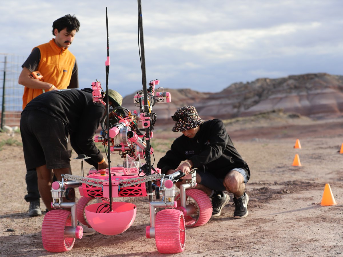Meet Waratah, the pink rover starting conversations about women in STEM. 👩‍🔬 Developed by @nova_rover_team to compete in the #URC2023, we're proud to say that Waratah placed 2nd out of 37 teams from around the world. 👏

#ChangeIt #MonashUni @monashengineers