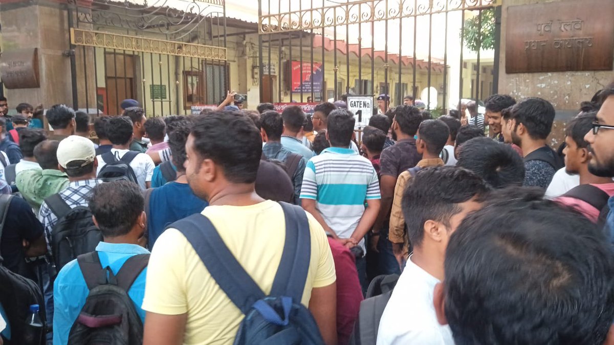 Rakeshverma7050's tweet photo. #RRC_ER_Level_1_PANEL_DO_JOINING_DO
Today's protest against RRC Eastern Railway is for not giving Full panel &amp; not starting joining process. Other RRC's have already completed their joining process &amp; working on 2 DV. 🔥🔥
@AshwiniVaishnaw @EasternRailway @RailMinIndia @PMOIndia https://t.co/O83XV0oBFf