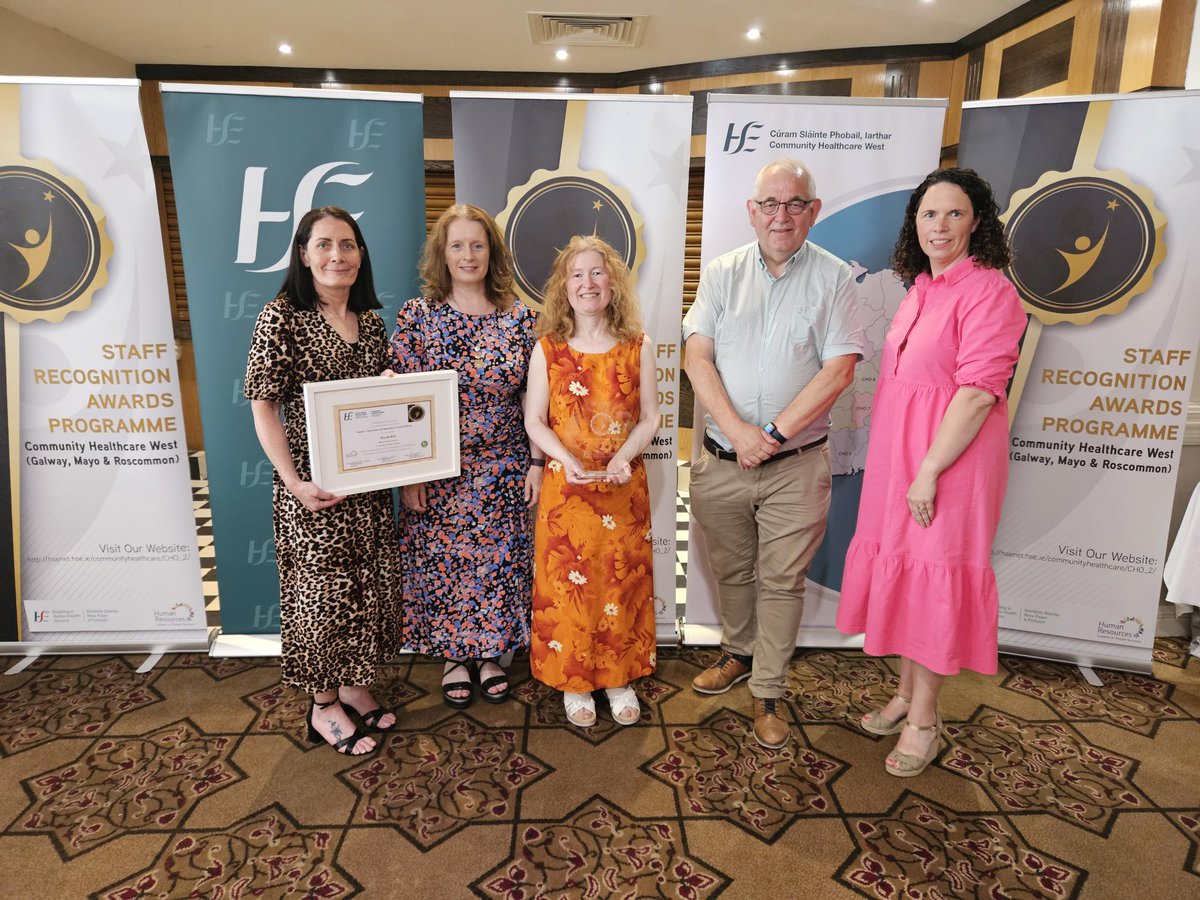 Congratulations to our colleagues in @WestBeWell1,  awarded at the 2023 @HSELive Staff Recognition Awards. A wonderful recognition of the work of staff, and excellence in innovative service delivery in @CHO2west. 

#MentalHealth #ConnectingForLife

More: westbewell.ie/2023/06/16/wes…