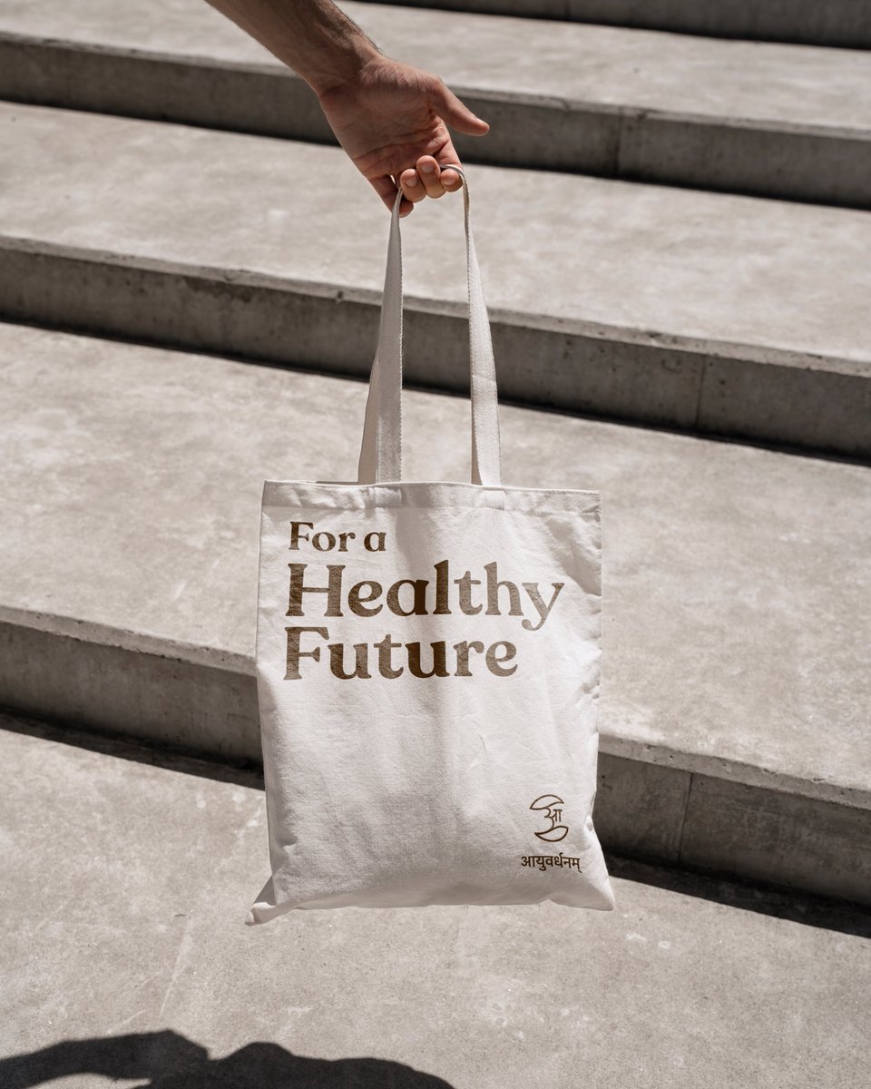 Our clothing bag's design integrates the brand's tagline, symbolizing a sustainable future. Constructed from eco-friendly materials, it inspires individuals to make conscious fashion choices, fostering discussions and motivating change.

#bagdesign #branding  #lightbugs