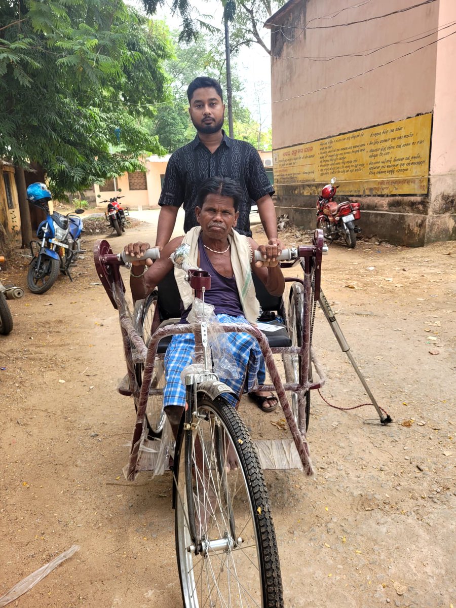 A tricycle has been given to Santosh Kumbhar of village- Debripali, GP- Tentulimunda under Belpada Block.
<a href="/BBelpada/">BDO, Belpada</a> <a href="/SsepdB/">DSSO, Balangir</a> <a href="/CollectorBgr/">Collector & DM, Balangir</a>