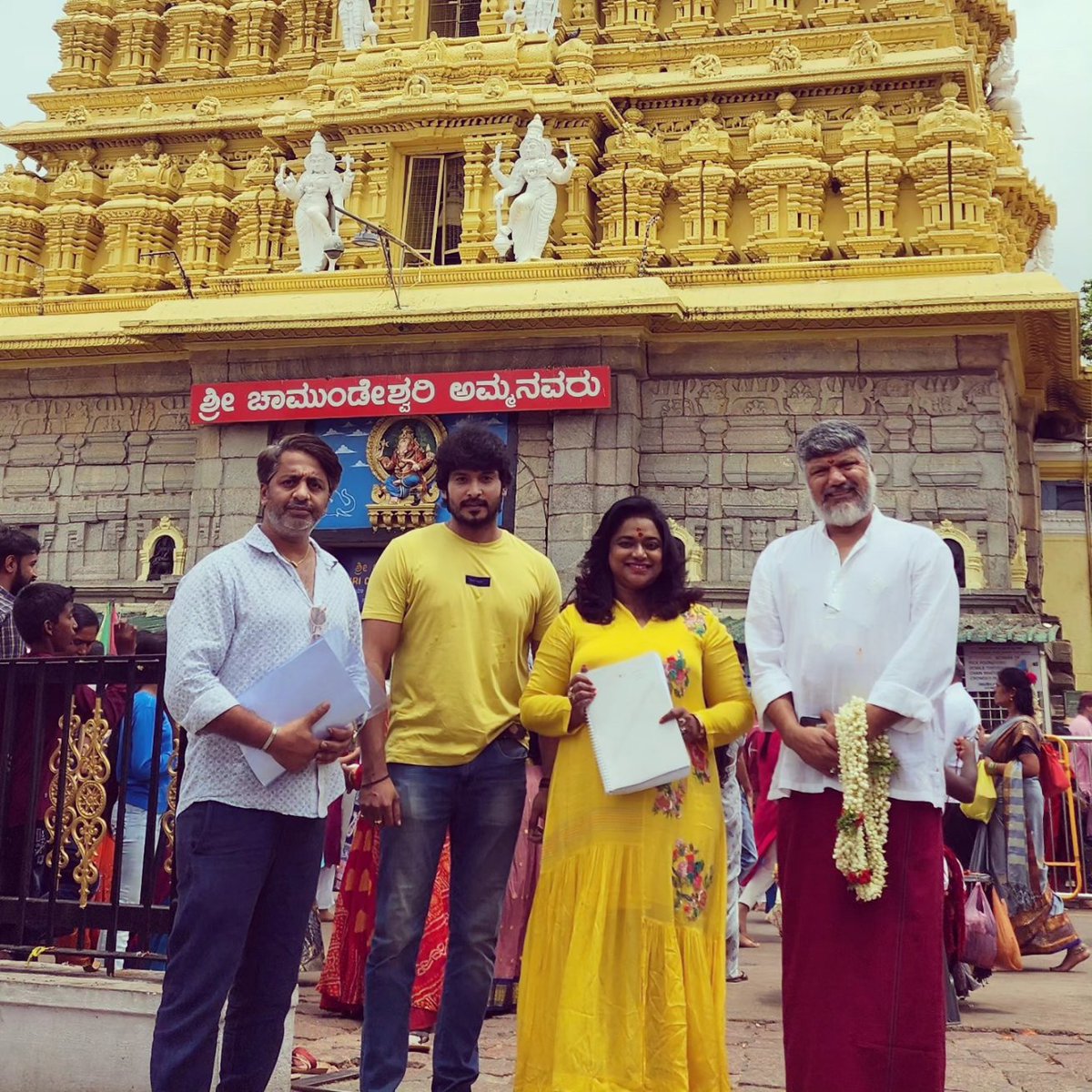 shrunaidu's tweet photo. Took Goddess chamundeshwari s blessings for  another Venture .......
From Premier Padmini movie team 
#thistimeitsBIG 

ತಾಯಿ ಚಾಮುಂಡೇಶ್ವರಿ ಯ ಆಶೀರ್ವಾದ ಪಡೆದೆವು...
ಮತ್ತೊಂದು ಹೆಜ್ಜೆ .....
ಪ್ರೀಮಿಯರ್‌ ಪದ್ಮಿನಿ ಚಿತ್ರತಂಡದಿಂದ
Shruthi Naidu Chithra 
Ramesh Indira 
@pramodactor1
Rajendra urs https://t.co/js4dbmRG5T