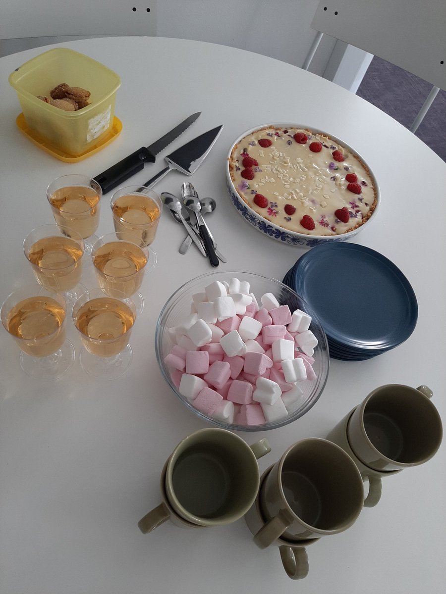 MiaTyni's tweet photo. Maanantai korkataan valmistujaiskaffeilla. #hämeenyhdyskuntaseuraamustoimistolla amk-tutkinnon suorittanutta Ihanaa Terhiä onniteltiin Pommac-maljoilla. #töissärisessä #yhdyskuntaseuraamus
#koulutustaso  risessä nousee https://t.co/E3ggkzbkHk