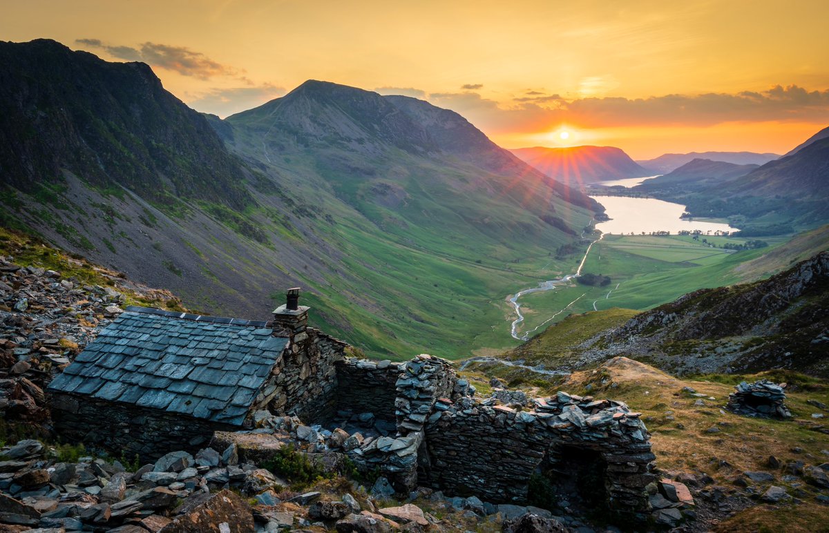 markhetheringt7's tweet photo. WARNSCALE BOTHY SUNSET
Is this one of the best viewpoints in the Lake District?
#warnscalebothy #LakeDistrict #buttermere #fsprintmonday https://t.co/agfZUEL42w