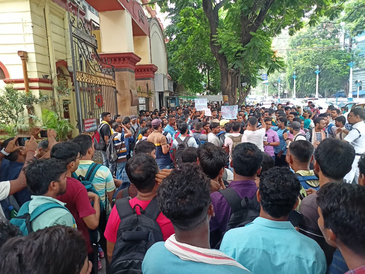 Rajiblo74503418's tweet photo. #RRC_ER_Level_1_PANEL_DO_JOINING_DO
Jabtatak joining nehi dega hamara andolan jari rahega  or kitna sal lagega 5 sal hone bala he . Modiji student ke taraf dhyan dijiye . Ham bhi bharat ka hissa he https://t.co/cnHUeDBnfs