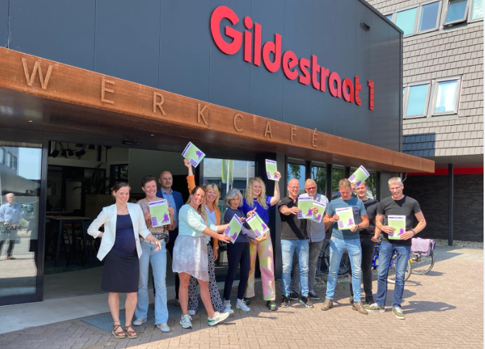 De tweedaagse Harrie Helpt-training (gegeven door <a href="/CNVJongeren/">cnvjongeren</a>) van deze cursisten zit erop! In <a href="/WerkcafeKampen/">Werkcafe</a> zijn deze 11 cursisten geslaagd om de ideale collega te worden van een medewerker met een arbeidsbeperking. De training wordt aangeboden door WSP Zwolle en Start.Route.