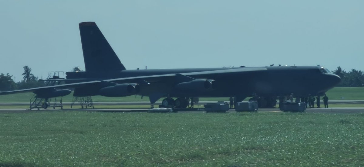 B-52 milik @usairforce mendarat di Bandara Kuala Namu hari ini.

Pesawat pengebom ini datang dalam rangkaian latihan gabungan Cope West 2023 dengan @_TNIAU 🇮🇩🤝🇺🇸