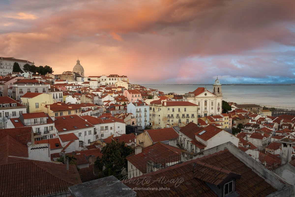 Bom dia desde Lisboa, en uno de los miradores más bonitos de la ciudad.

#Lisbon #Lisboa #VisitLisboa #VisitPortugal #Alfama