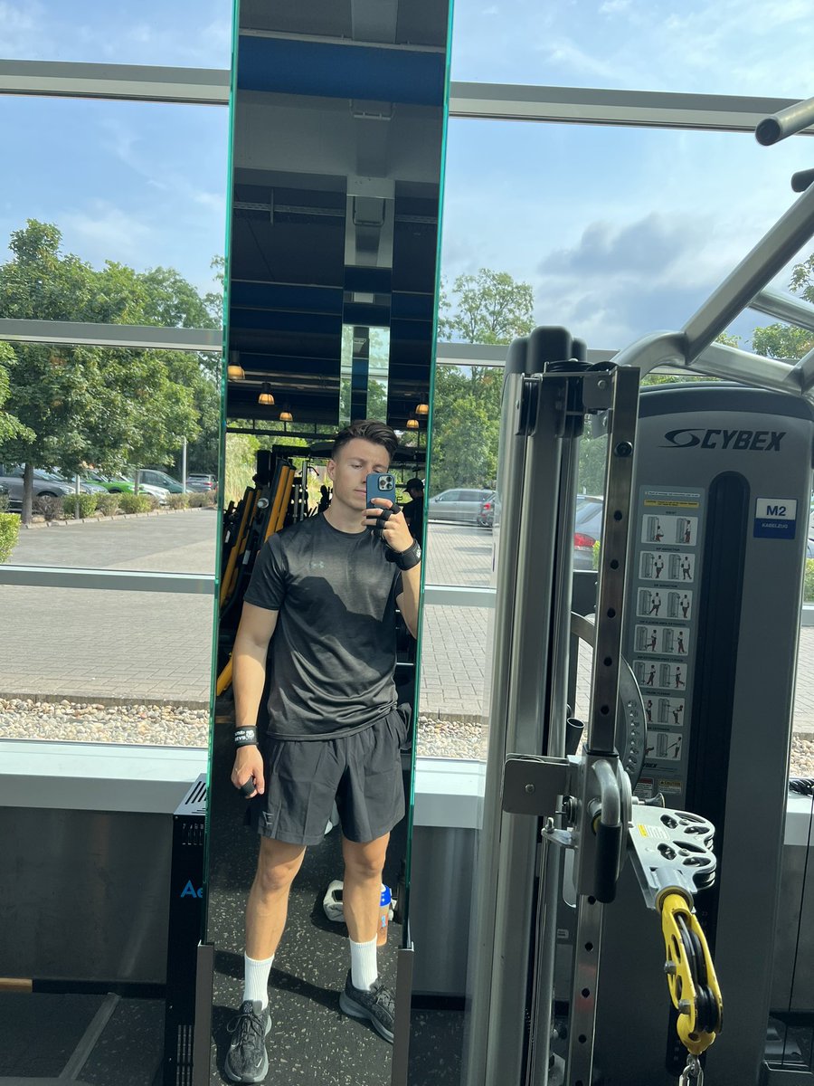 Guten Start in die Woche! ✌🏼 
Heute Abend wieder live auf <a href="/KickStreaming/">KICK</a> 💚