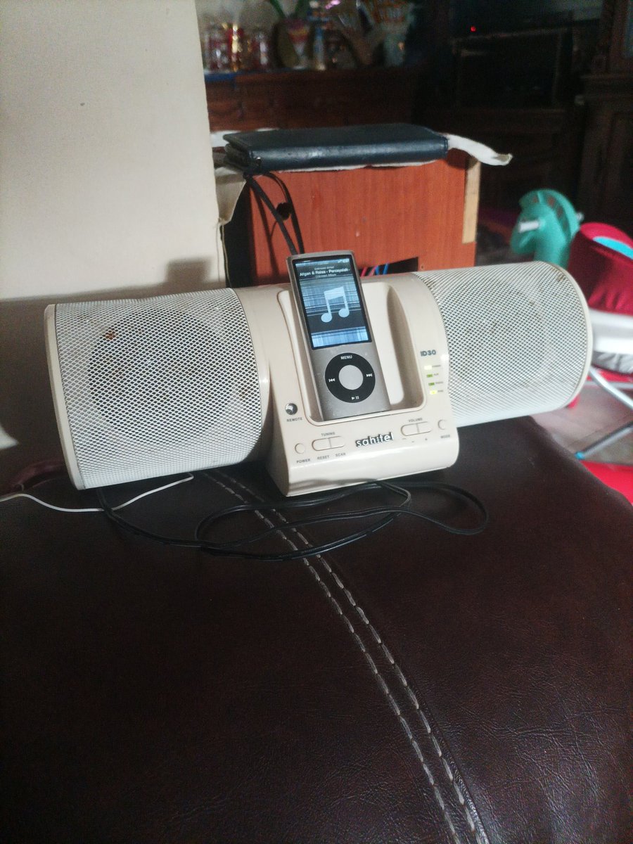 Terharu banget, ipodnya mash bisa nyala. Meski model annya udh kek gituu..