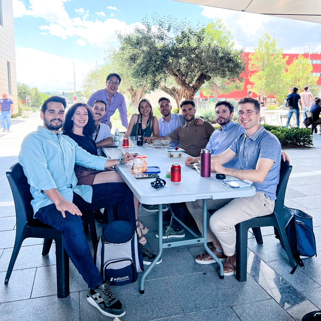 edicomgroup_HR's tweet photo. ☁️|#EDIMoments
"Uno de mis momentos favoritos es la hora de la comida, no paro de reír con mis compañeros. Estos ratitos en #EDICOM nos han convertido en familia. Ellos consiguen que cada día sea divertido y motivador.
- Carla Eymar, Global Account Manager
#TopTechTalent https://t.co/fRMPVqV3cH
