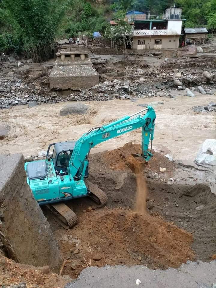 लगातार वर्षाको कारण मेची राजमार्ग अन्तर्गत रहेको हेवाखोलाको पुल पहिरोले  बगाएको पछि आजबाट  बेली व्रिजकाे काम सुरु भएको छ..!