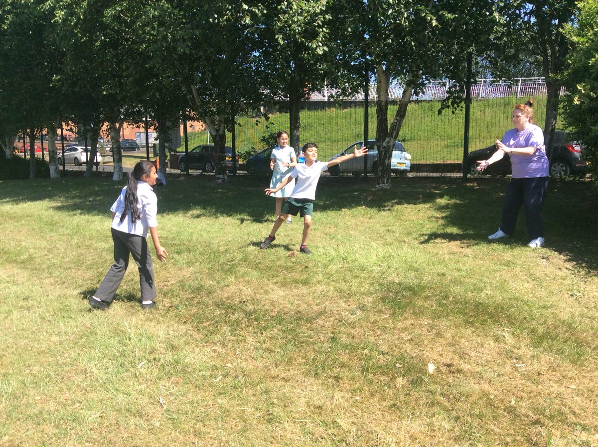 Year 4 enjoyed their sending and receiving lesson with ms T on the field lastweek in the sunshine 👌🏻