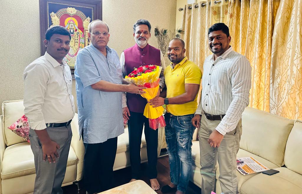 opencubegroup's tweet photo. Team Gem Opencube with Telangana State Chief Advisor Shri Somesh Kumar Garu and Telangana BC Commission Chairman Shri Vakulabharanam Garu
#gemopencube #opencube #wtcmachine #goldatm #hyderabad #teameffort #startup #business #entrepreneur #marketing #success #motivation #money https://t.co/ajyGAoELGO