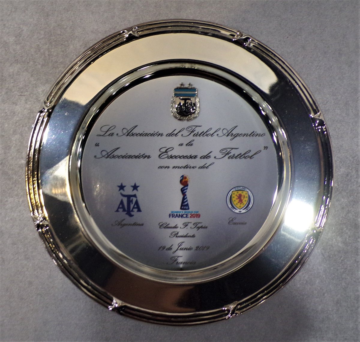 This decorative plate was presented to the Scotland Women's National football team #OnThisDay in 2019 as part of the 2019 FIFA Women's World Cup. The plate is engraved in Spanish and commemorates the Argentina - Scotland game with crests of both countries represented. https://t.co/LJ985OEfch