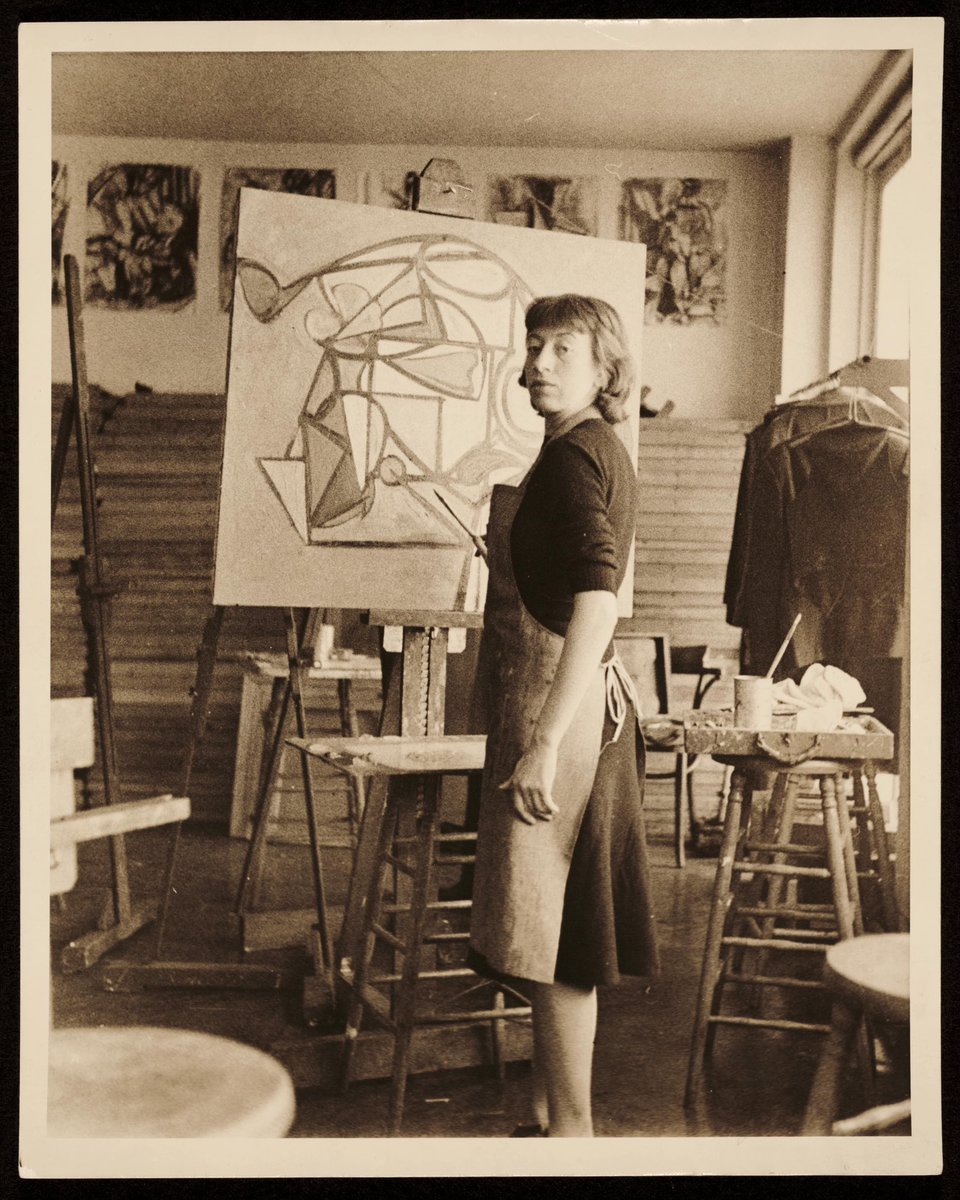 IanAndrewsArt's tweet photo. honoured to receive a @pollockkrasnerfoundation Grant to develop new work!
Krasner in Hans Hoffman’s studio, 1940s. Photo ©Robert E. Mates and Paul Katz. Lee Krasner artwork ©Pollock-Krasner Foundation/ARS.
#PollockKrasnerFoundation #PKF #PKFGrantee #LeeKrasner #VisualArtists https://t.co/lMsmIIILm8