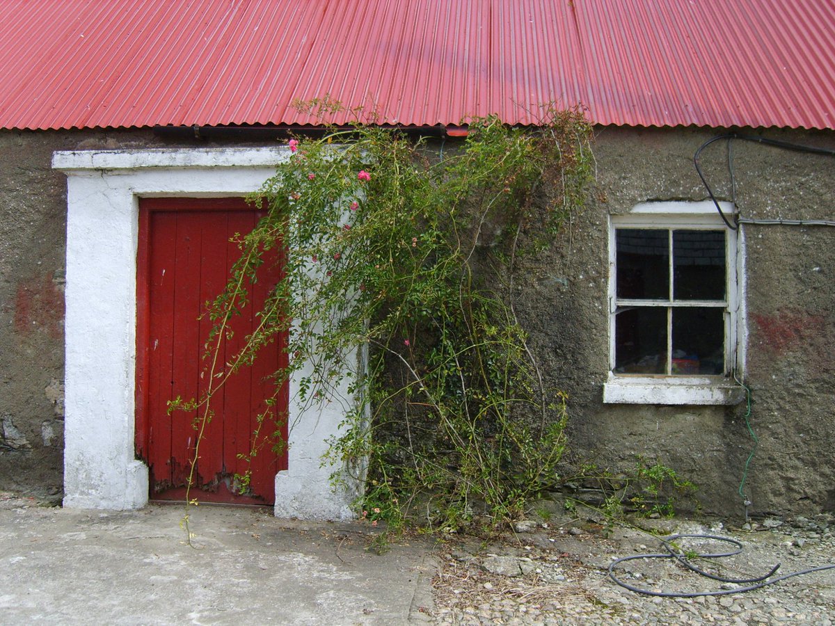 Grants of up to €7,500 are now available for conservation advice for owners considering bringing vacant #traditional #vernacular houses &amp; farmhouses back into use as homes using the Vacant Property Refurbishment Grant: tinyurl.com/3k7m5w5t