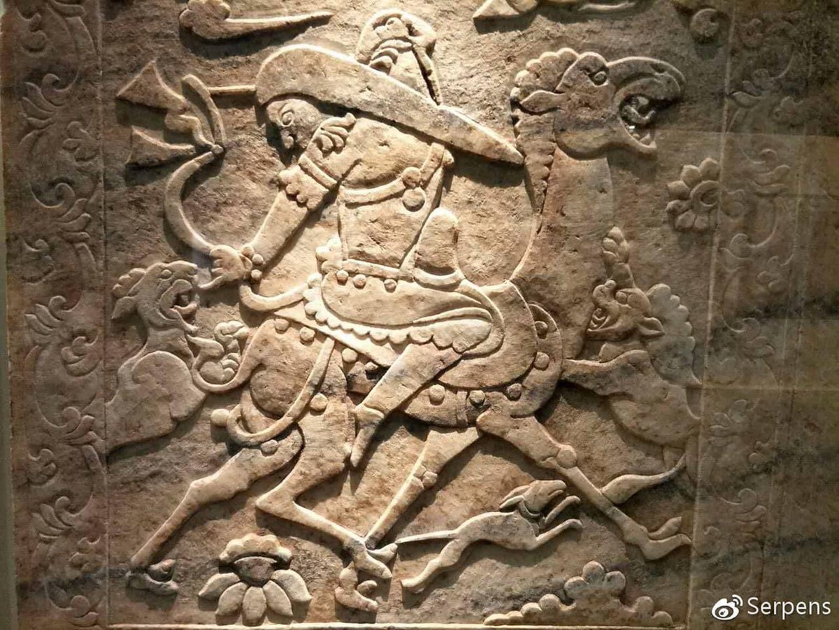 Shanxi Museum - Yu Hong Tomb 6.yy. Sogd Batı Göktürkler Dönemi. 
Çin  Shanxi Müzesinde bulunan mermerden yapılmış mezar plakaları. Bunlardan biri Göktürk Bey'ini avlanırkan gösteriri. Uzun saçları, çizmeleri ve arkaya dönük ok atma stili Türk İkonografisidir.