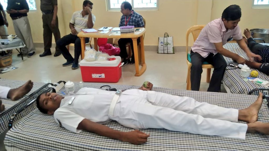 KUUnavalwingncc's tweet photo. Blood donation takes a few minutes but gives a lifetime to someone else.
To celebrate world blood donor day cadets of KUU naval wing donate their blood in blood donation camp organised by 3(O) Med Coy. and Rotary Club.
@1_O_NU_Odisha 
@HQ_DG_NCC 
@kalinga_sagar 
@konarkkids https://t.co/M5ZXiuAF7Q