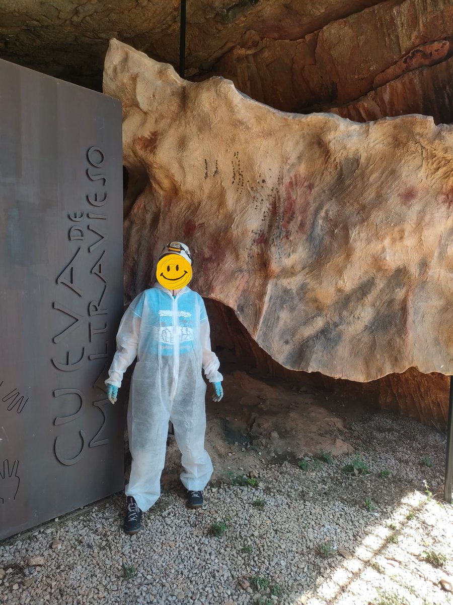 El viernes visité la Cueva de #Maltravieso (por segunda vez) con mi camiseta de 'el Calerizo de Cáceres' @salvemosMontana 
No puedo estar más convencida de que la mina de litio es una muy mala idea.
Muy buenas las explicaciones de nuestra guía.
@JuntaEx_Cultura