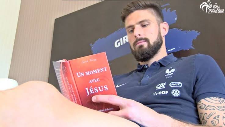 Olivier Giroud a mis son maillot porté lors de France - Angleterre aux enchères… et pour une très bonne cause. 🥲🤍

Les bénéfices de sa mise aux enchères seront reversés aux chrétiens persécutés dans le monde, aux chrétiens en Arménie et plus précisément aux arméniens du…