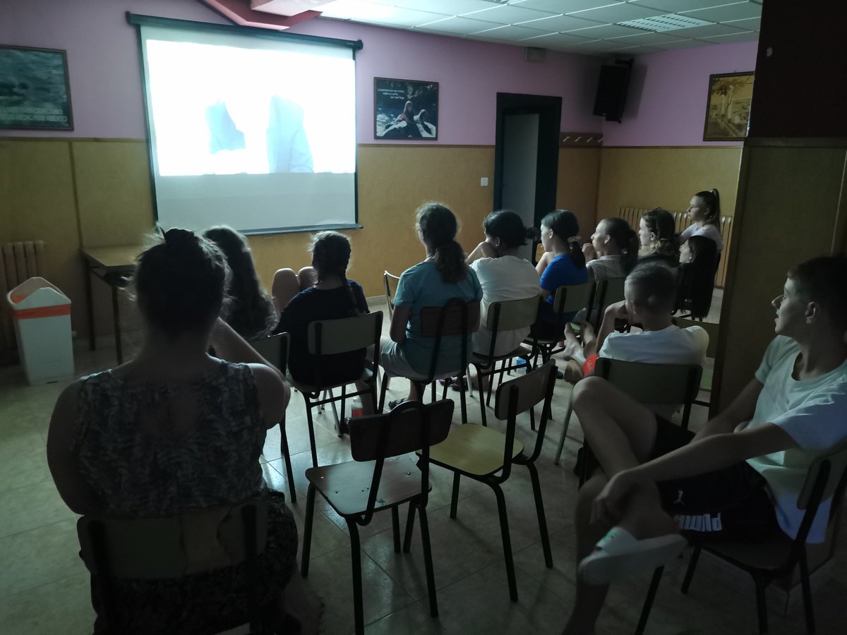 OSsencur's tweet image. Drugi dan smo preživeli na bazenu. Zvečer pa smo imeli banana frape night ob dobrem filmu.
#cmepius #erasmus #ossencur #Zuera #Spain